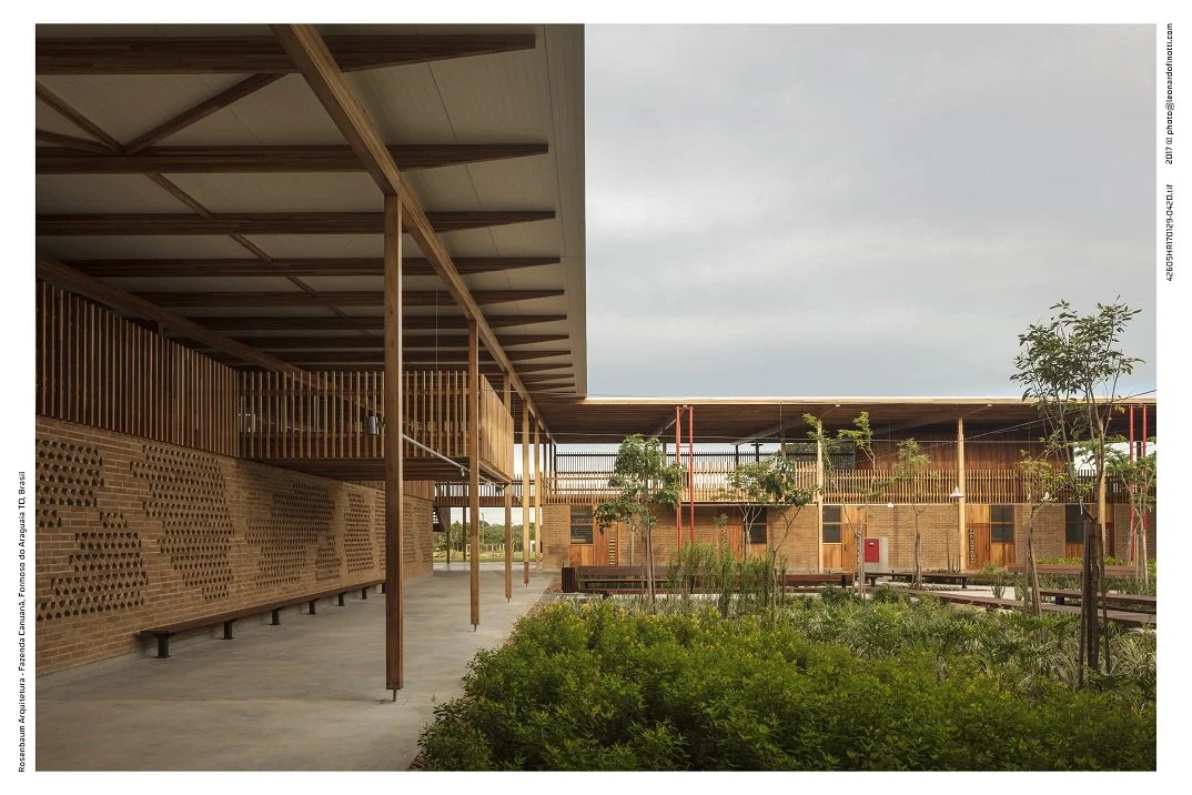Passarela coberta, estrutura de madeira e jardim interno da Escola Fazenda Canuanã.
