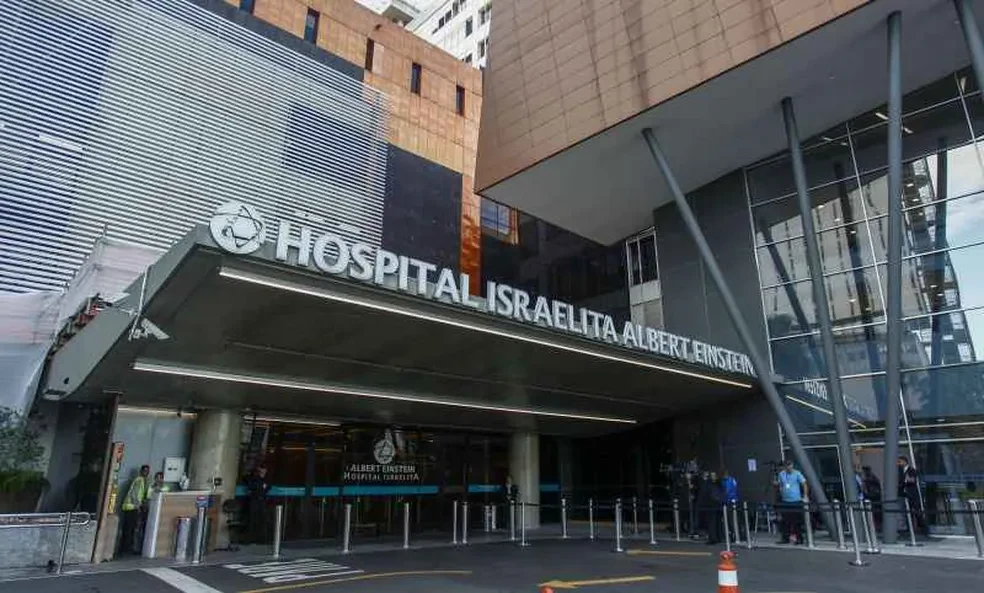 Entrada do Hospital Israelita Albert Einstein, com a identificação na cobertura do acesso.