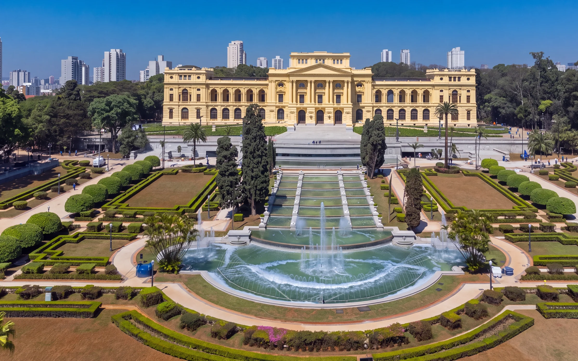 Fachada histórica do Museu do Ipiranga vista a partir do jardim e das fontes.