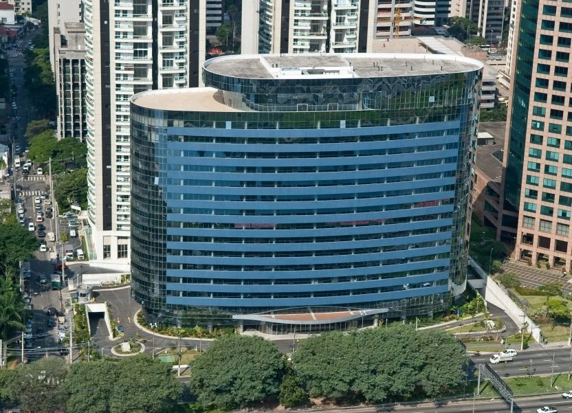 Vista aérea do Landmark Nações Unidas, mostrando a cobertura e a fachada curva.